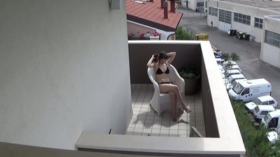 Iledo onye mụ na ya na-eto eto ka ọ na-emetọ onwe ya na mbara ihu